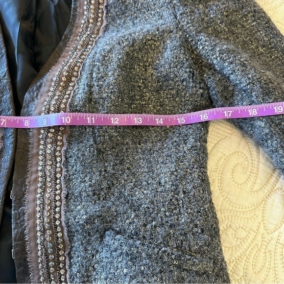 OF TWO MINDS structured blazer / suit jacket with beaded detail women's size 4 - Picture 9 of 9